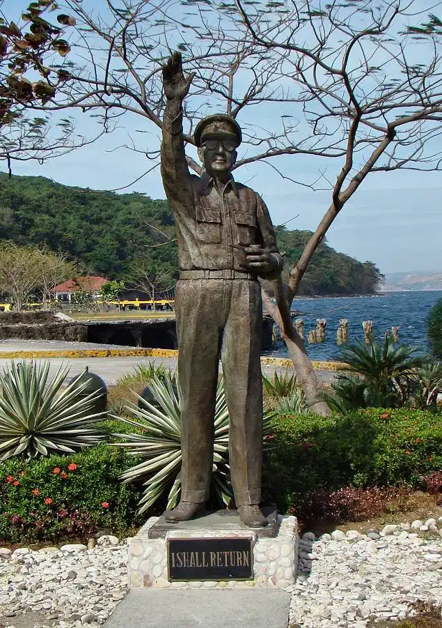 Full shot of MacArthur statue